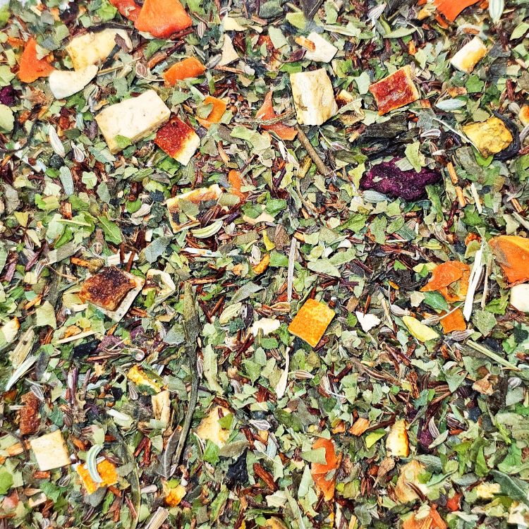 Basentee mit sorgfältig aufgebauter Kräuter- und Grünteekomposition, orangefarbenen Stücken und Blütenblättern
