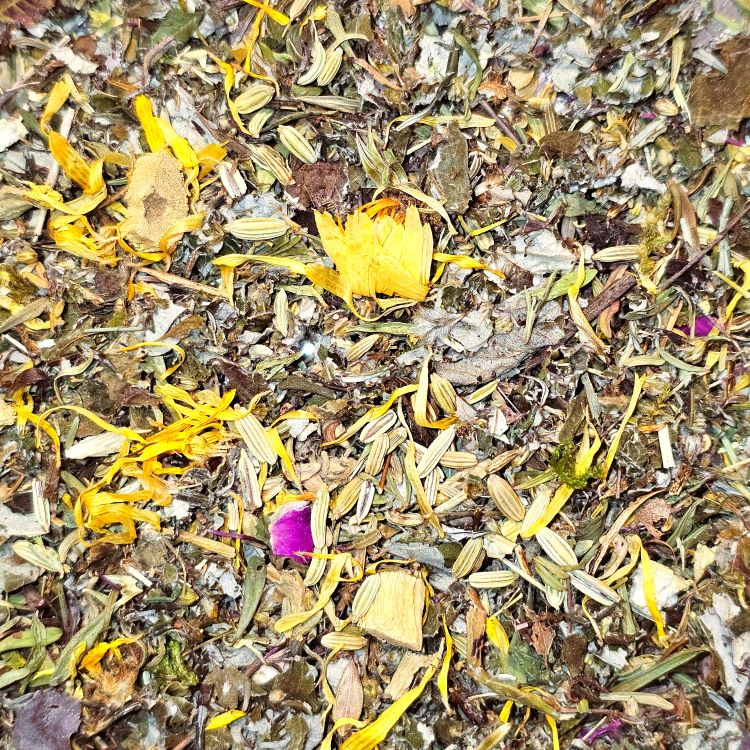 Bon Appétit Bio Kräuterteemischung mit Fenchelsamen, fein geschnittenen Kräuterblättern, Ringelblumen und Rosenblüten