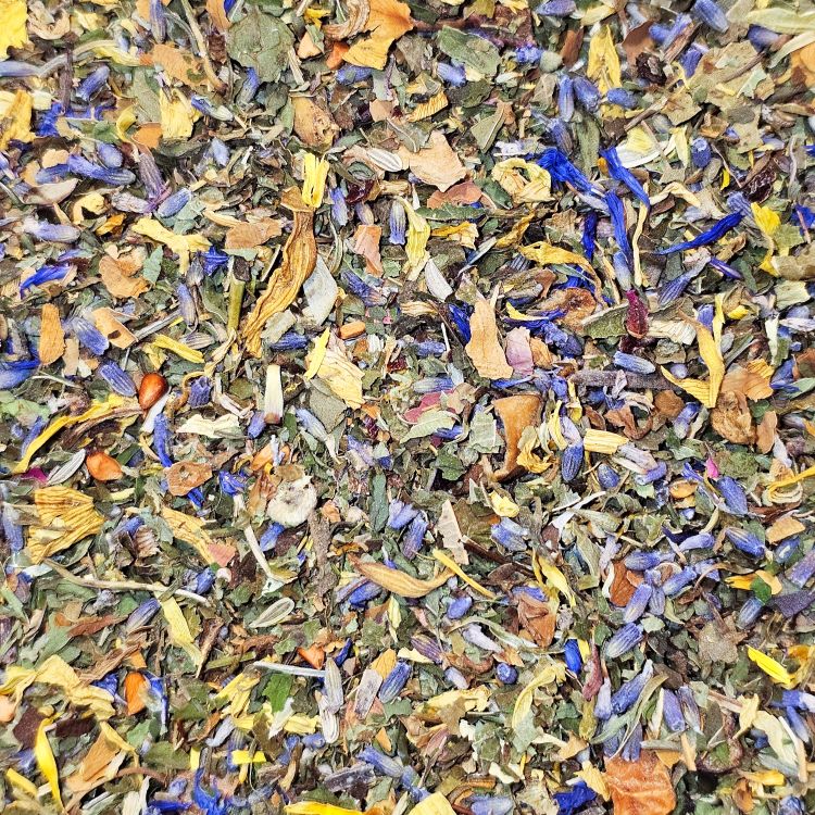 Zauberkraut Tee Kräutermischung mit Haselnussblättern, Apfelstücken, Lavendel-, Ringelblumen-, Malven- und Rosenblüten