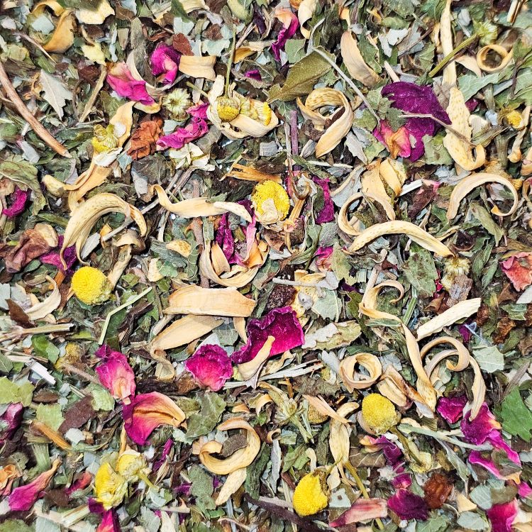 Harmonie Tee Kräuter- und Blütenmischung mit Rosenblüten, Orangenblüten, Kamillenblüten und geschnittenen Kräuterblättern