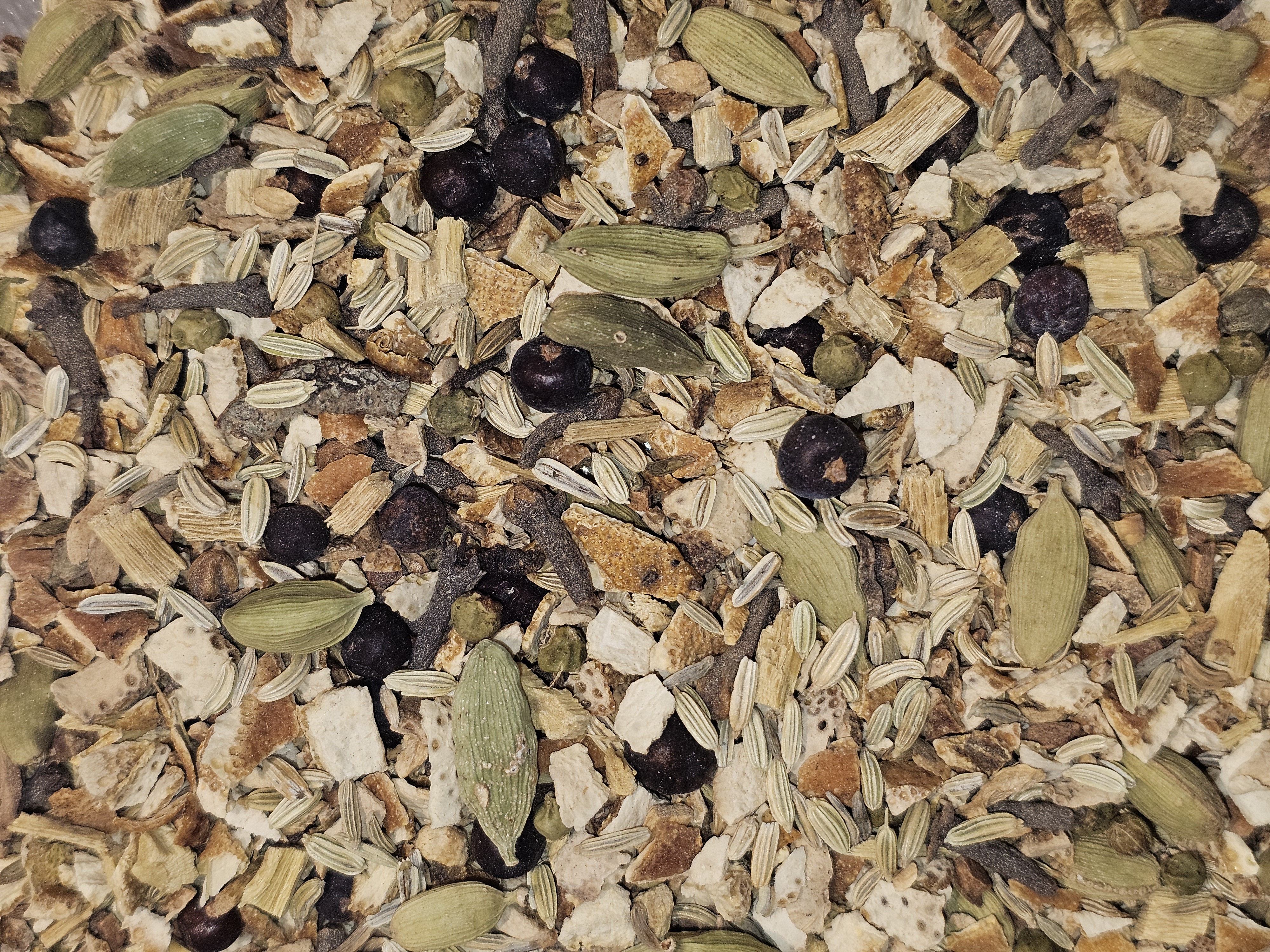 Masala Chai Pur als koffeinfreie Gewürzmischung mit Kardamom, Anis, Fenchel, schwarzem Pfeffer, Zimtstücken, Ginger und Nelken.
